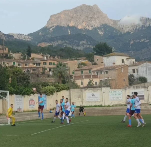 Una acción del partido disputado en Sóller (Foto: CE Mercadal)