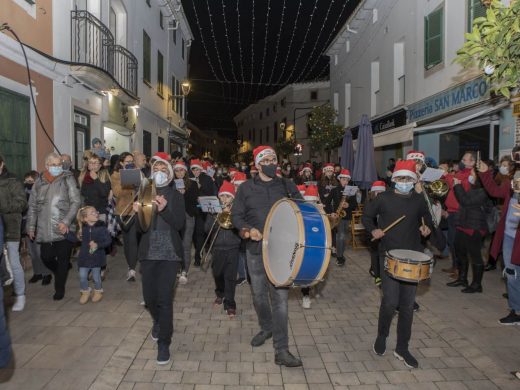 (Fotos) Es Mercadal alumbra la Navidad