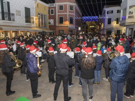 (Fotos) Es Mercadal alumbra la Navidad