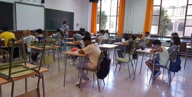 Alumnos con mascarilla en un aula. (1)