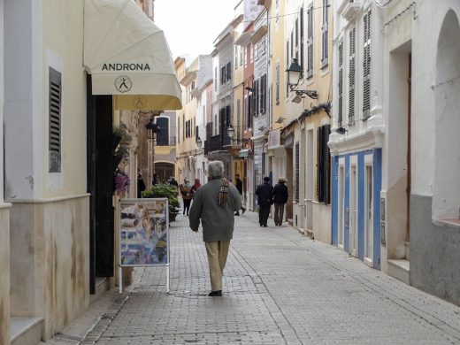 Gente paseando por Ciutadella (Foto: Cris Ruiz)