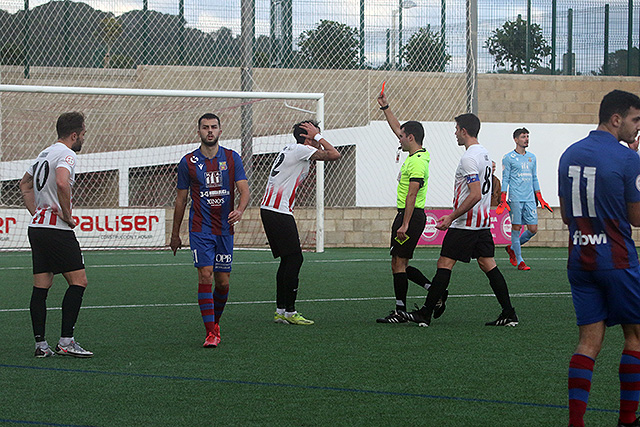 Sergio ha visto la segunda amarilla y ha sido expulsado (Fotos: deportesmenorca.com)