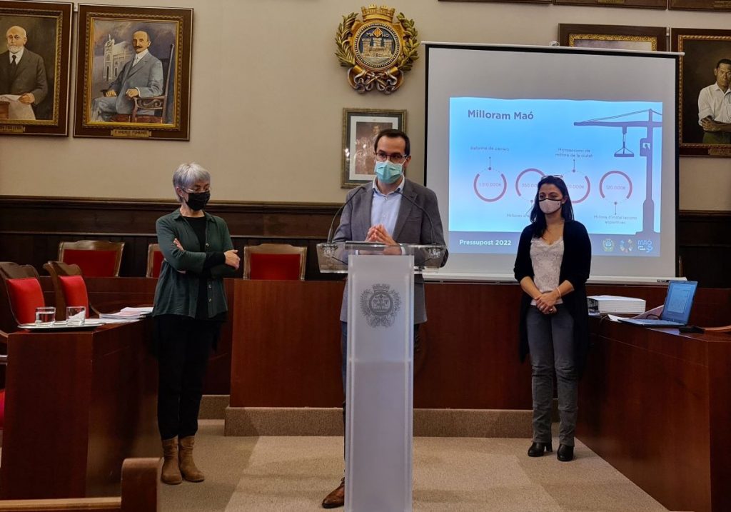 Héctor Pons, María José Camps y Conxa Juanola en el acto de presentación esta mañana