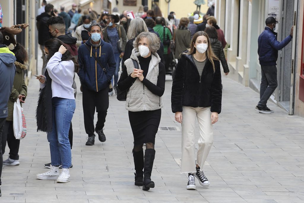 Personas protegidas por mascarillas pasean por el centro de Maó (Foto: Tolo Mercadal)