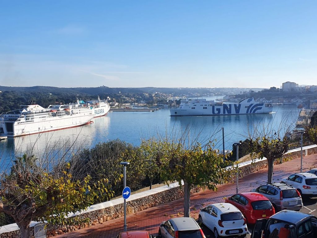 Los buques de Baleària, Trasmediterránea y GNV en el puerto de Maó esta mañana (Foto: Nando Andreu)