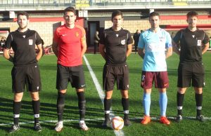 Imagen del trío arbitral con los capitanes (Foto: futbolbalear.es)