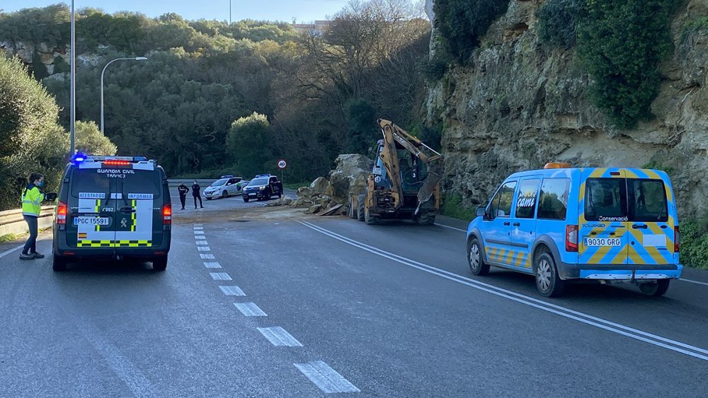 Imagen de las labores de limpieza en la zona (Foto: Tolo Mercadal)