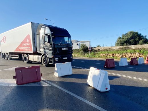 Un desprendimiento de rocas obliga a cerrar la bajada al puerto de Maó