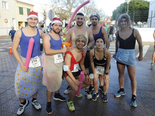 (Fotos) Disfraces, alegría y atletismo en Sant Lluís