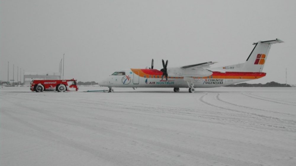 El Aeropuerto de Menorca, cubierto de nieve (Foto: Air Nostrum)