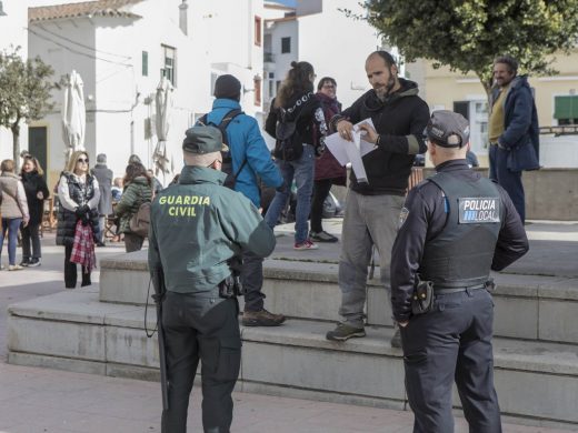 (Fotos y vídeo) 300 personas se manifiestan en Es Mercadal contra el pasaporte Covid