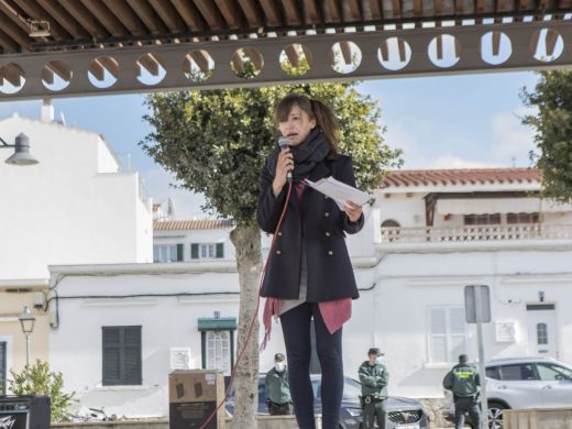 (Fotos y vídeo) 300 personas se manifiestan en Es Mercadal contra el pasaporte Covid