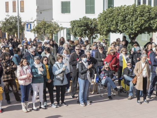 (Fotos y vídeo) 300 personas se manifiestan en Es Mercadal contra el pasaporte Covid