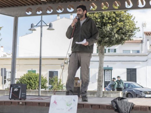 (Fotos y vídeo) 300 personas se manifiestan en Es Mercadal contra el pasaporte Covid