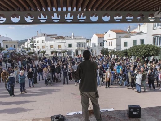 (Fotos y vídeo) 300 personas se manifiestan en Es Mercadal contra el pasaporte Covid