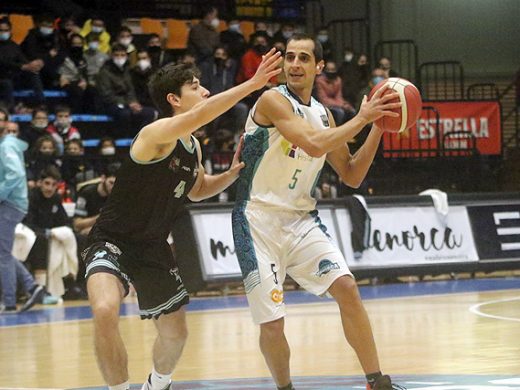 (Fotos) El Sant Antoni se adjudica el derby en el Pavelló Menorca