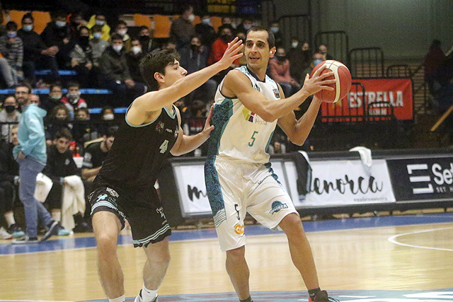 Pitu Jiménez ante el Sant Antoni  en el partido de la primera vuelta(Foto: deportesmenorca.com)