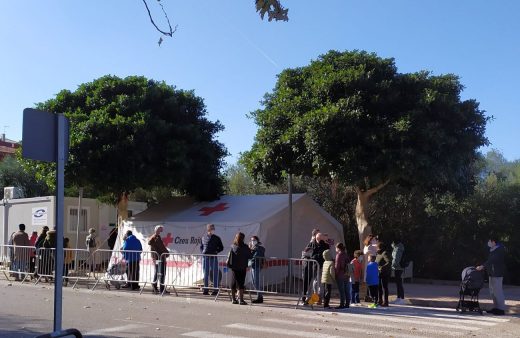 Continúan la colas en Dalt Sant Joan para las pruebas de la Covid (Foto: EA)