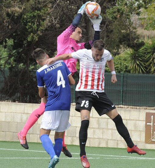 David Camps salta a por un balón con el portero del Sant Rafel.