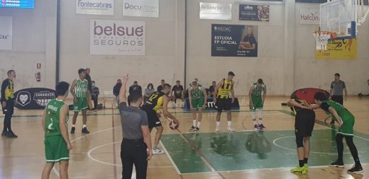 Tiro libre de Biel Torres durante el partido (Foto: CB Es Castell)