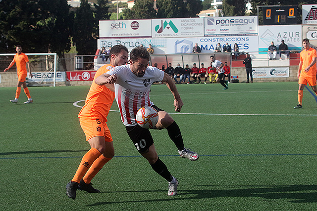 Rubén Carreras controla un balón durante el partido (Fotos: deportesmenorca.com)