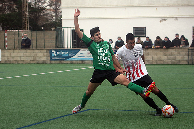 Pepo trata de zafarse de un rival (Fotos: deportesmenorca.com)