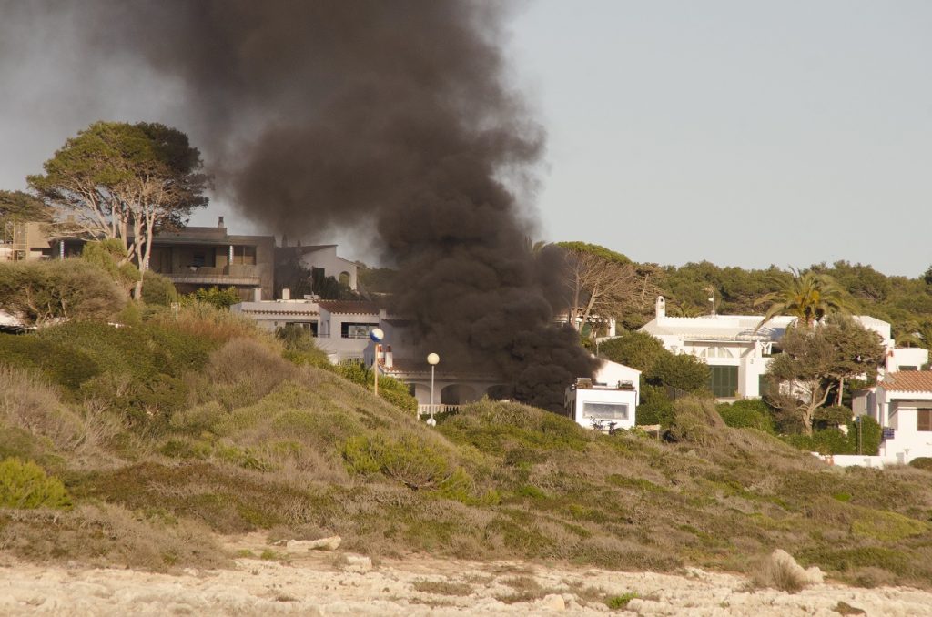 Imagen del humo que salía del contenedor, muy cerca de las casas (Foto: María Gomila Ribalaiga)