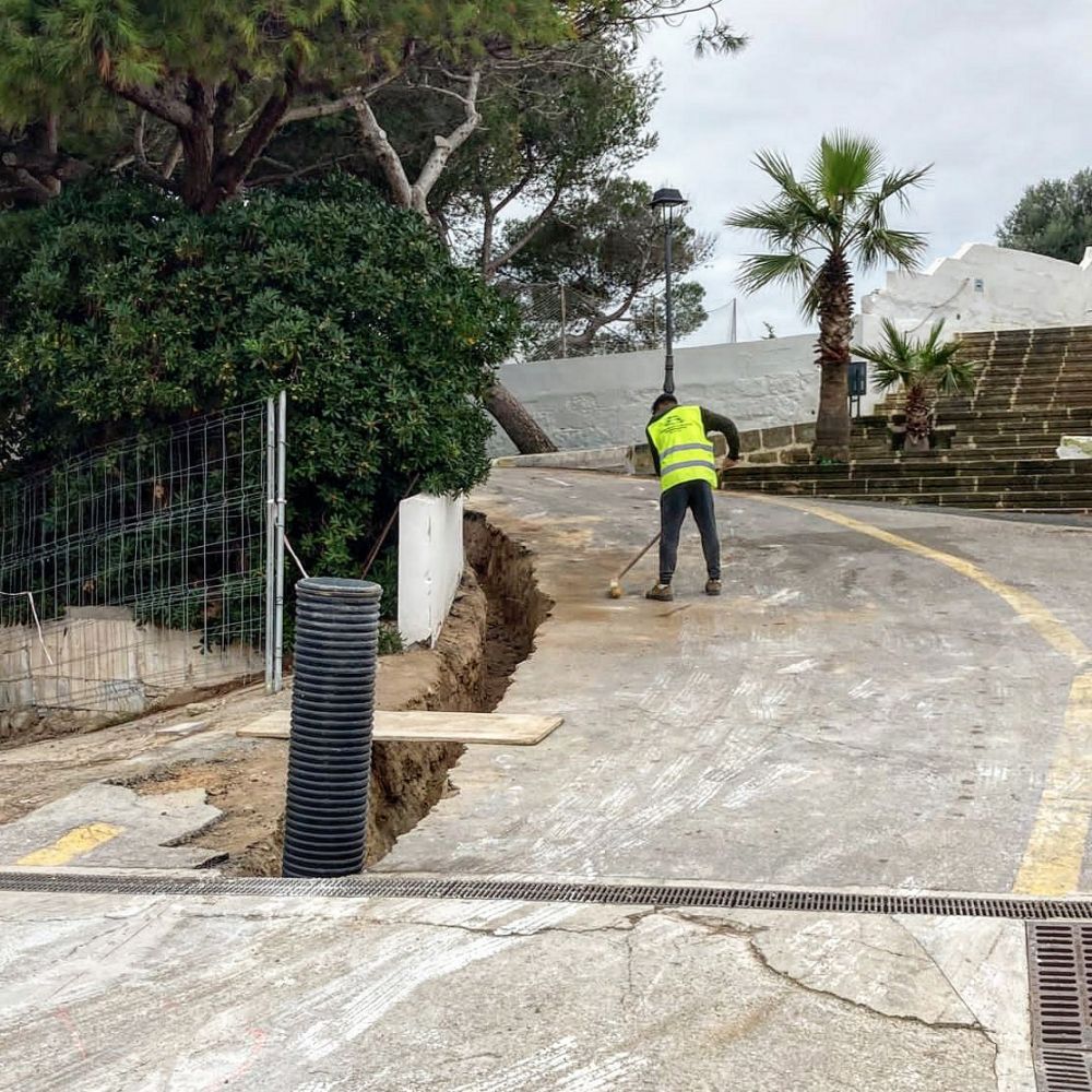 Operarios trabajando en la zona escolar