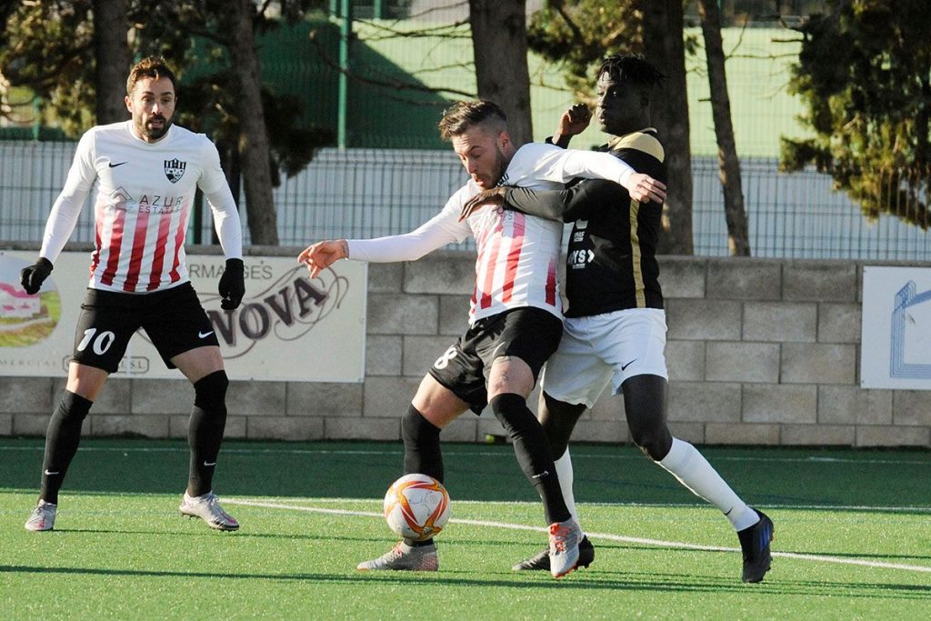 David Camps protege el balón ante un rival (Fotos: Tolo Mercadal)