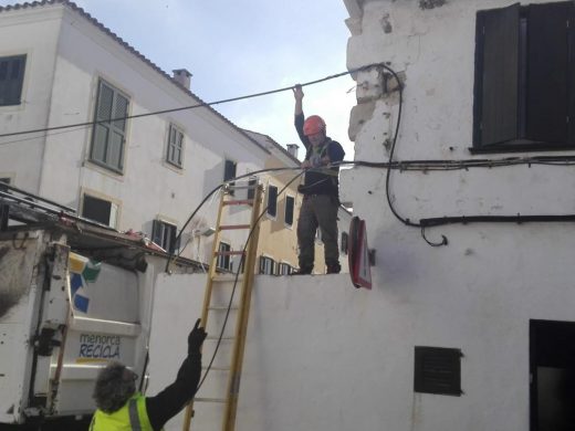 (Fotos) Arrancan un cable eléctrico en la calle Campament de Maó