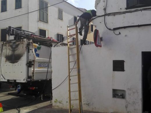 (Fotos) Arrancan un cable eléctrico en la calle Campament de Maó