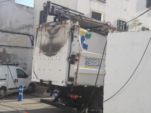 (Fotos) Arrancan un cable eléctrico en la calle Campament de Maó