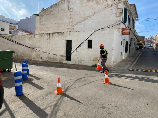 (Fotos) Arrancan un cable eléctrico en la calle Campament de Maó