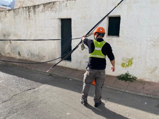 (Fotos) Arrancan un cable eléctrico en la calle Campament de Maó