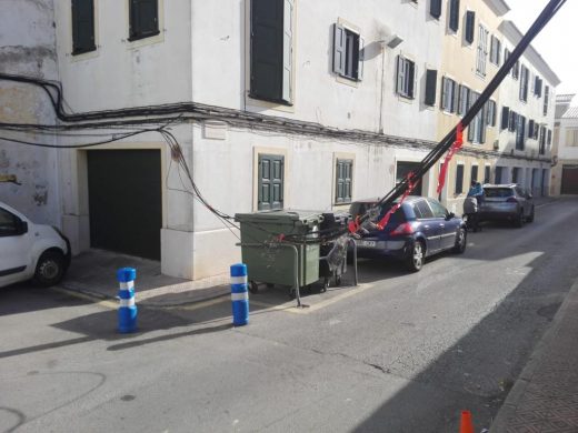 (Fotos) Arrancan un cable eléctrico en la calle Campament de Maó