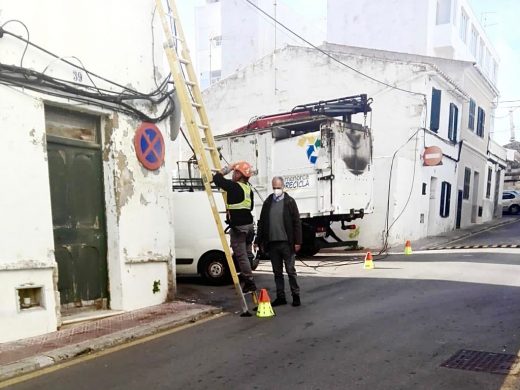 (Fotos) Arrancan un cable eléctrico en la calle Campament de Maó