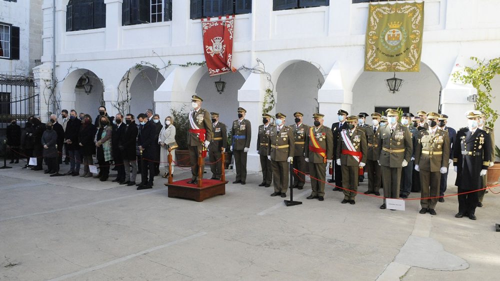 Amplia representación civil y militar.