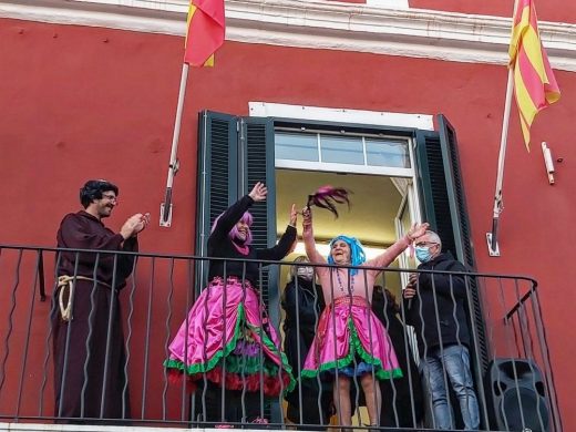 (Fotos y vídeo) Es Castell disfruta de la Rua de Carnaval