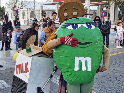 (Fotos y vídeo) Es Castell disfruta de la Rua de Carnaval