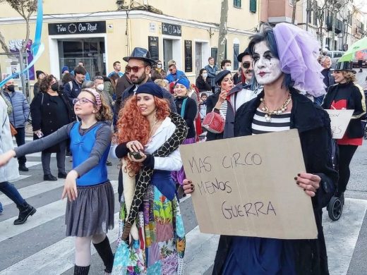 (Fotos y vídeo) Es Castell disfruta de la Rua de Carnaval