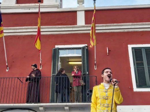 (Fotos y vídeo) Es Castell disfruta de la Rua de Carnaval