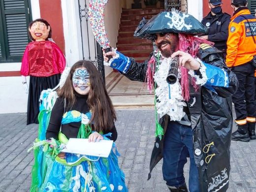 (Fotos y vídeo) Es Castell disfruta de la Rua de Carnaval