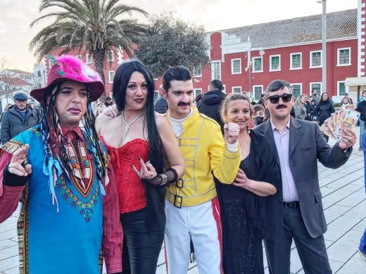 (Fotos y vídeo) Es Castell disfruta de la Rua de Carnaval