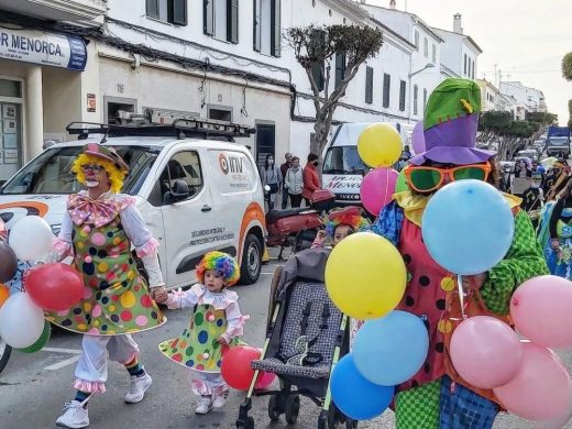 (Fotos y vídeo) Es Castell disfruta de la Rua de Carnaval