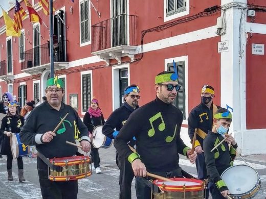 (Fotos y vídeo) Es Castell disfruta de la Rua de Carnaval