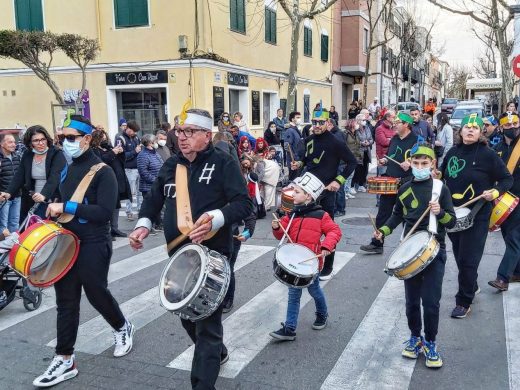 (Fotos y vídeo) Es Castell disfruta de la Rua de Carnaval