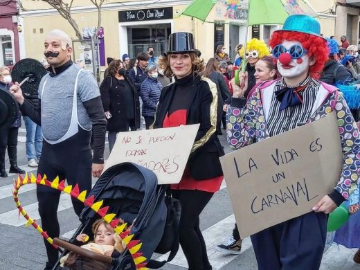 (Fotos y vídeo) Es Castell disfruta de la Rua de Carnaval