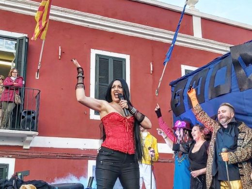 (Fotos y vídeo) Es Castell disfruta de la Rua de Carnaval