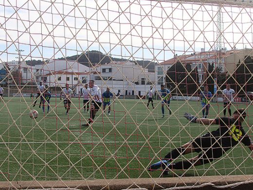 (Fotos) El Mercadal se atasca en el estreno de Lluís Vidal