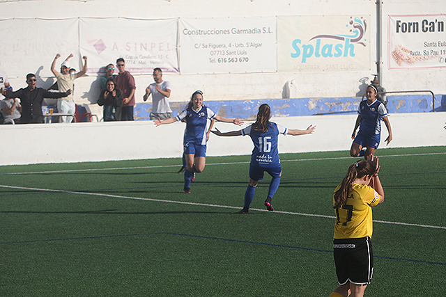 Celebración del gol del Sant Lluís (Fotos: deportesmenorca.com)